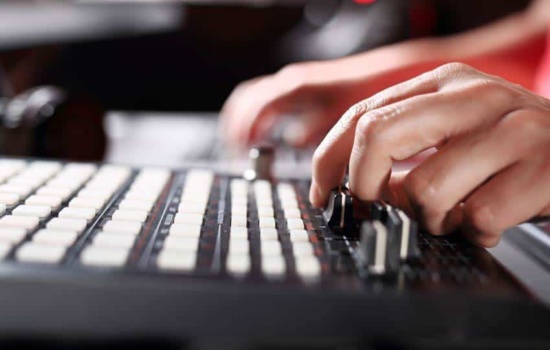 Hand twisting knobs on beat making machine