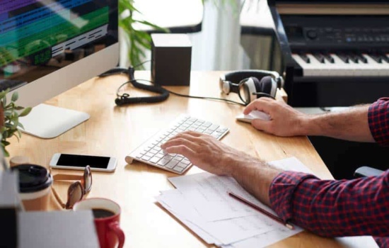 Recording engineer using the music mixing software Reference in home studio