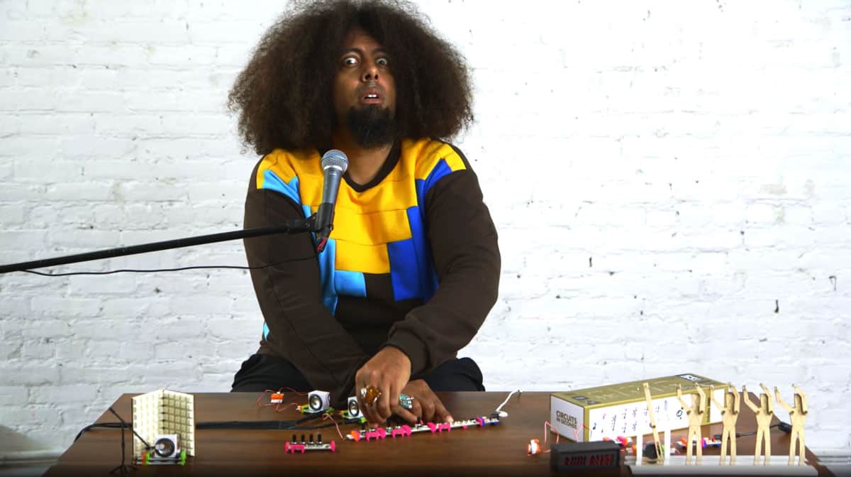 Cheap synthesizer with musician and microphone
