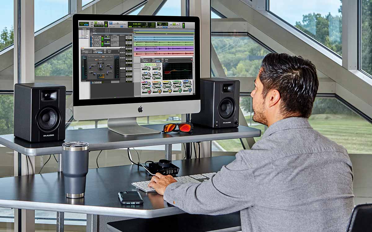 Home studio equipment for beginners: essential gear to start your