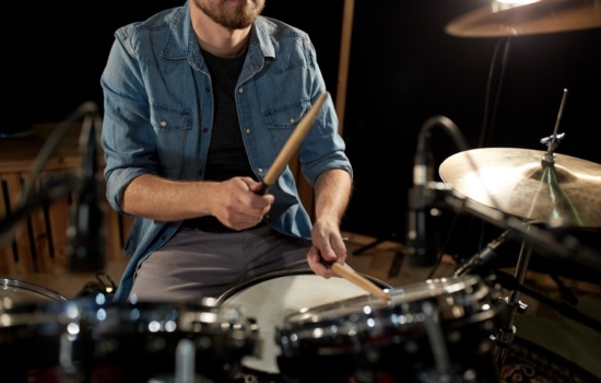 how to play drums